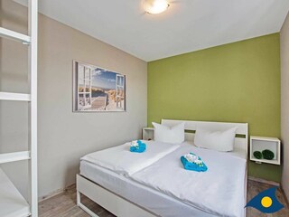 Schlafzimmer mit Doppelbett