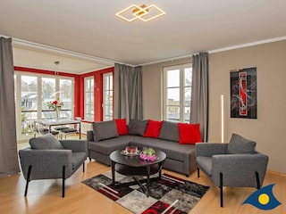 Wohnzimmer mit Essbereich und offener Küche