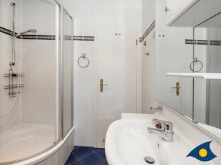 Badezimmer mit Dusche