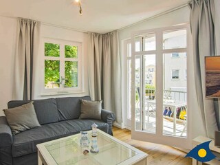 Wohnzimmer mit Zugang zum Balkon
