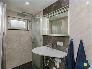 Badezimmer mit Regendusche