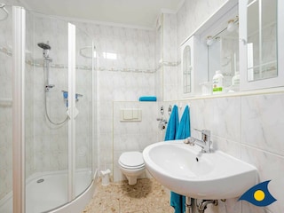 Badezimmer mit Dusche