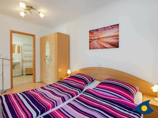 Schlafzimmer mit Doppelbett