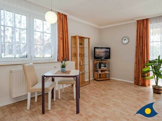 Wohnbereich mit TV und Couch