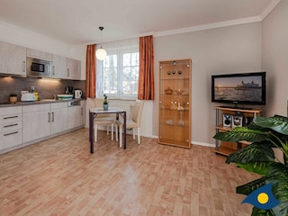 Wohnbereich mit TV und Couch