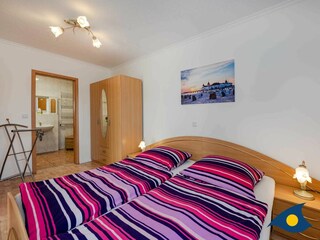 Schlafzimmer mit Doppelbett