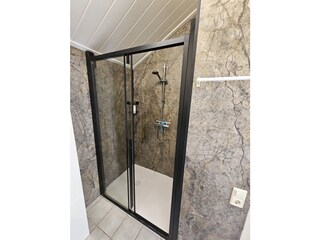 Ebenerdige Dusche mit Tur