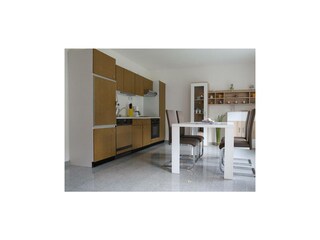 Blick in Küche mit Essbereich