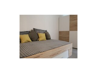 Blick in Schlafbereich mit Schrank