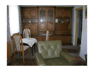 Grünes Wohnzimmer mit Sitzecke