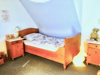 Schlafzimmer mit alten Bauernmöbeln