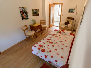 kann zum 120 x 200m großen Bett hergerichtet werden.
