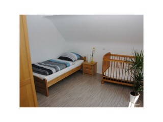 Schlafen mit Kinderbett