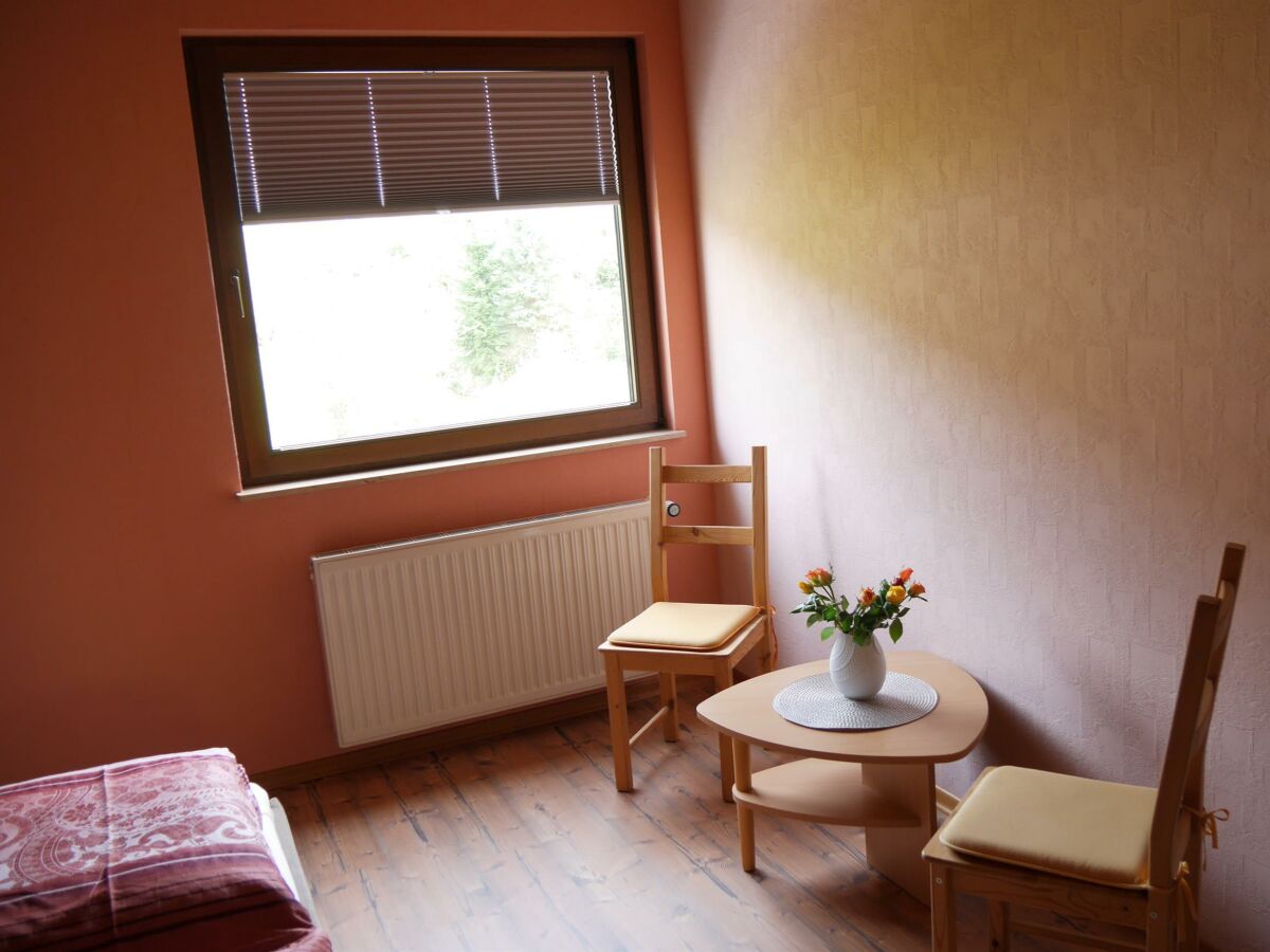 Schlafzimmer mit kleiner Sitzgruppe