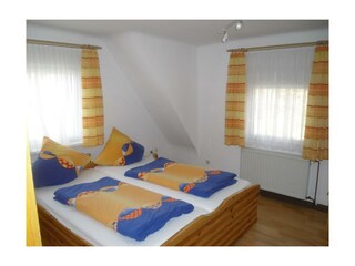 Schlafzimmer 1