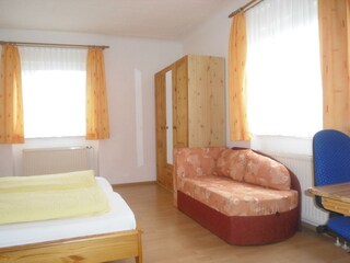 Schlafzimmer 1 EG links