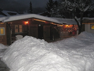 Blockhaus mit Grillplaz im Winter