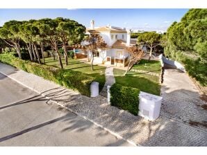 Große Villa mit privatem Pool nur wenige Gehminuten vom Strand entfernt