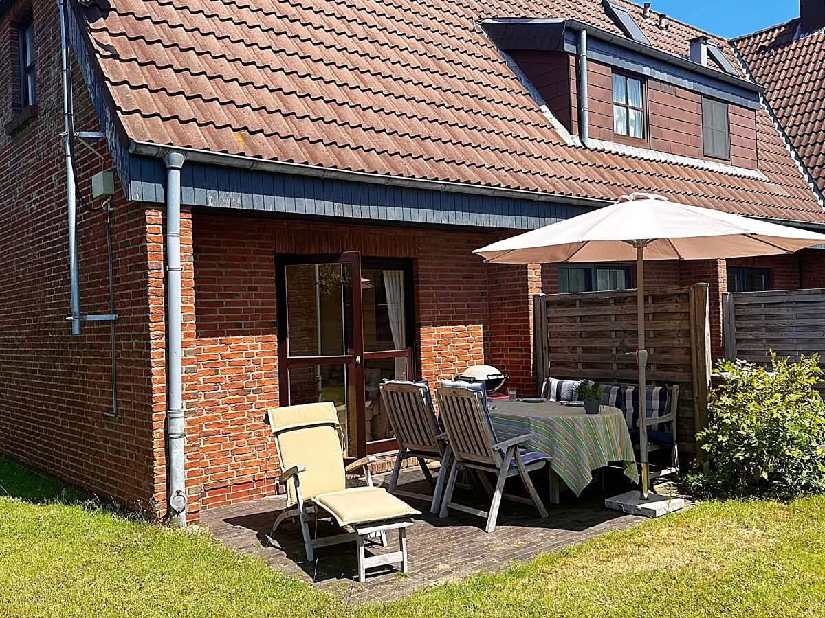 Terrasse mit Teak-Mobiliar einschließlich Deckchair