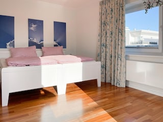 Schlafzimmer 2 mit Verdunkelungsplissees und Vorhängen