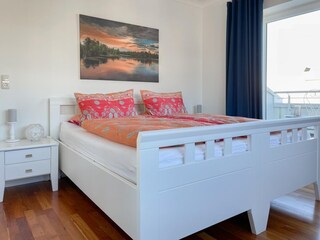 Schlafzimmer 2 mit Verdunkelungsplissees und Vorhängen