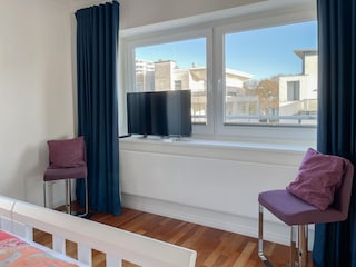 Schlafzimmer 2 mit TV und Teilmeerblick