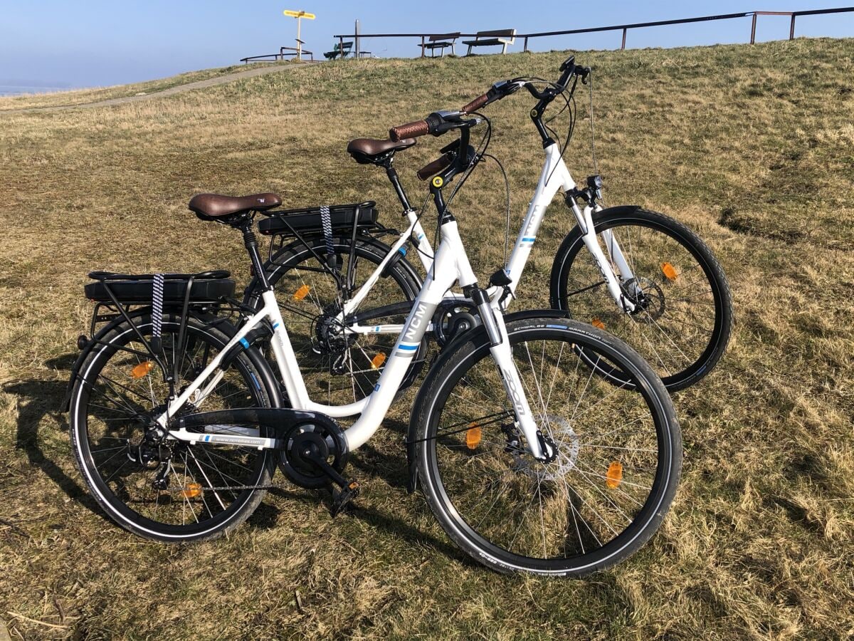 mit den E-Bikes an die Küste