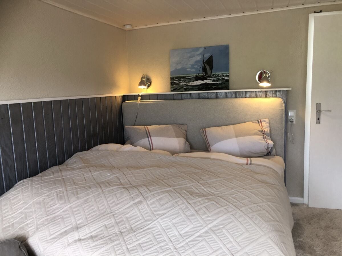 Schlafzimmer oben mit großem Boxspringbett