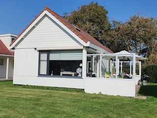 Vakantiehuis:  DE ZON IN ZEELAND direct aan het strand.