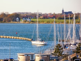 Yachthafen und Burg in der Ferne