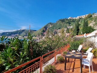 Terrasse mit Blick auf den Vulkan Ätna