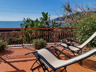 Die Terrasse der Ferienwohnung mit Meerblick