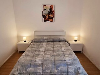 Schlafzimmer mit Doppelbett und Klimaanlage