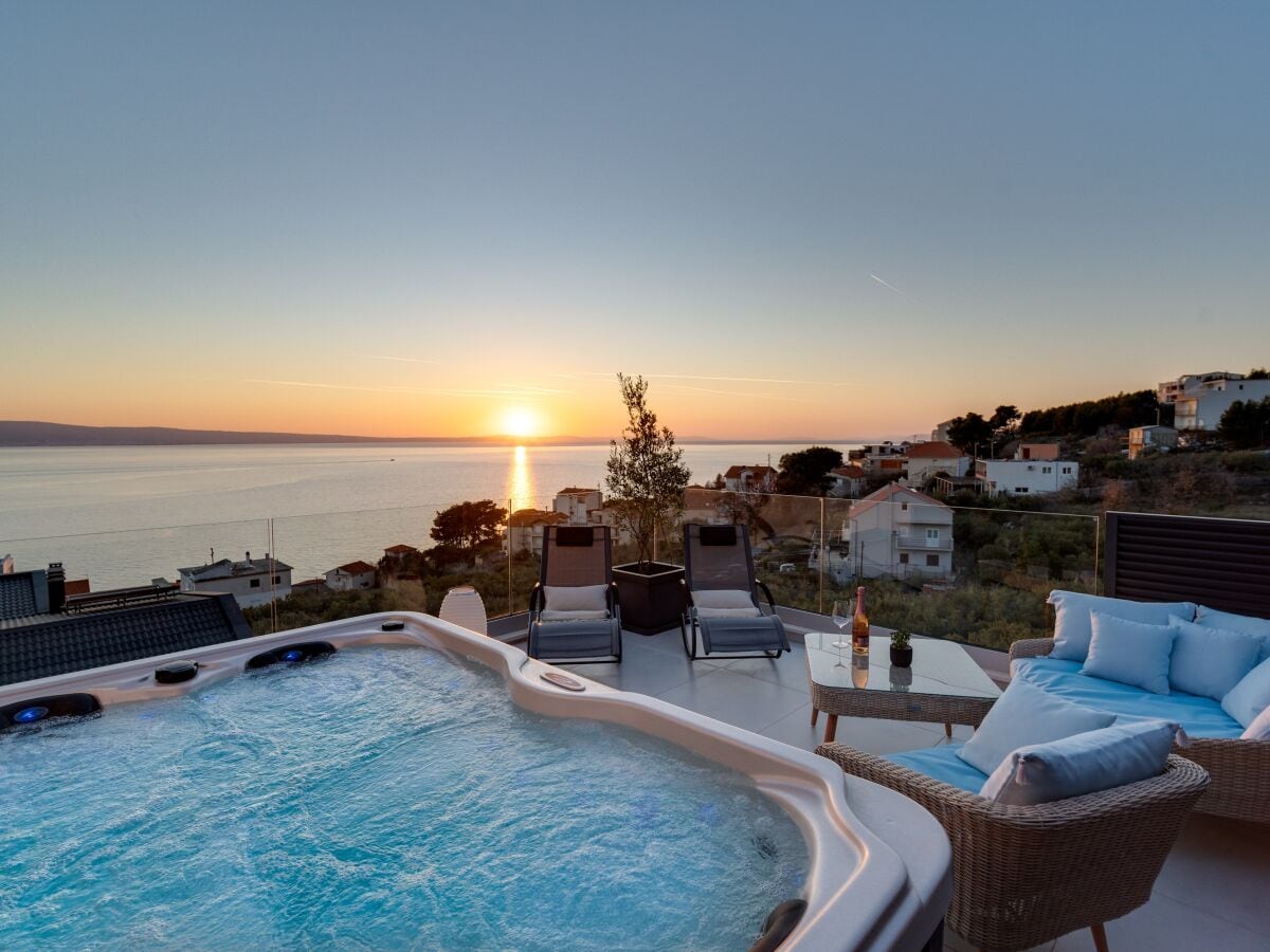 Der Jacuzzi befindet sich auf der Terrasse Westside