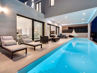 Glass wall from living and kitchen area toward the pool