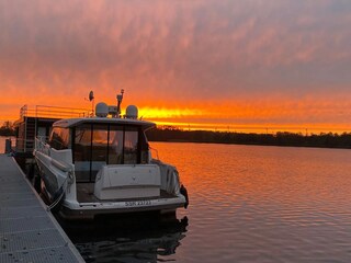 meinFERIENBOOT am Abend im Hafen