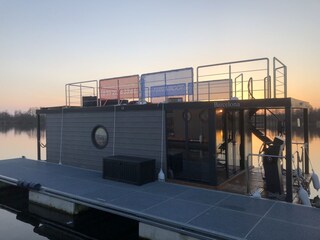 Hausboot bei Sonnenuntergang am Steg