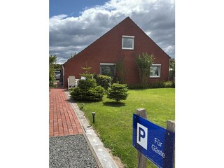 Garten mit Parkplatz