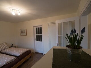 Schlafzimmer 1OG Durchgang zum Kinderzimmer