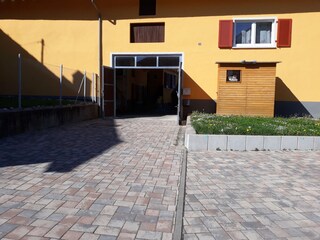 Hofeinfahrt, Ansicht von der Straße