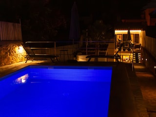 Pool und Hausansicht