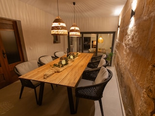 Schattenterrasse am Abend