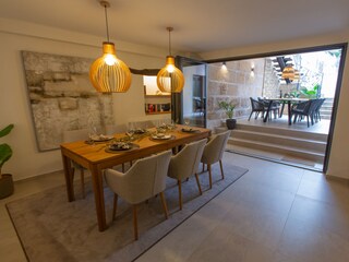 Esszimmer mit Weinkühlschrank und Zugang zur Terrasse