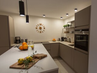 Küche mit Theke und Hockern