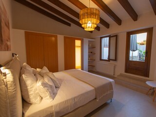 Schlafzimmer mit Bad en suite und Zugang zur Terrasse