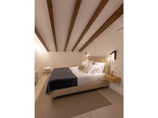 Schlafzimmer mit Zugang zur Terrasse