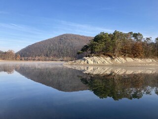 Blick über den See auf St. Muffert