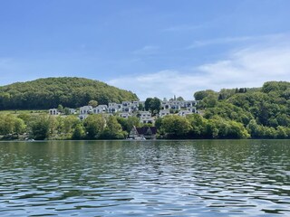 Blick über den See auf den Rasenberg & das  Feriendorf