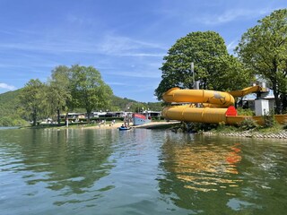 Blick auf das Strandbad mit Rutsche & die MS Diemelsee