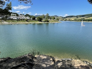 Blick auf den See mit seinen Freizeitmöglichkeiten